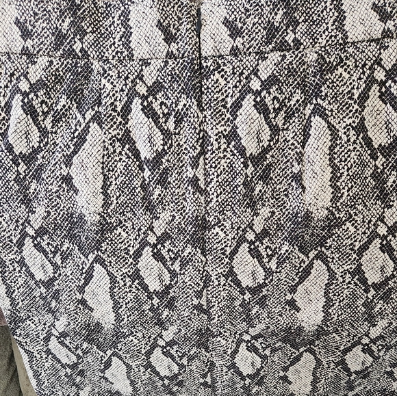 Snake print pencil skirt - Picture 3 of 3